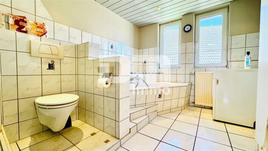Charmanter Wohntraum mit Tradition und Weitblick - OG Bad / Wanne / Dusche
